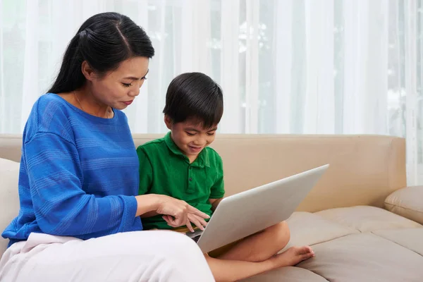Mãe Ajudando Seu Filho Com Trabalho Computador — Fotografia de Stock
