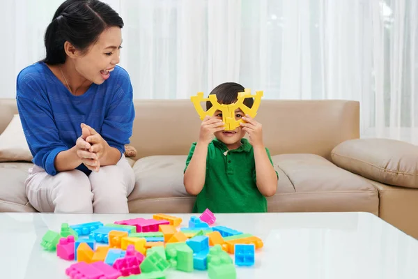 Mãe Criança Brincando Com Brinquedos Plástico Casa — Fotografia de Stock