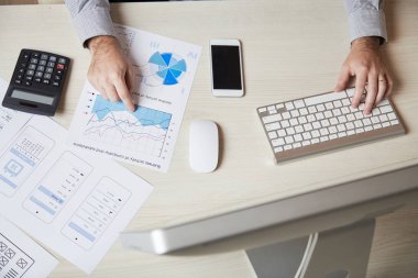 Eller girişimci yeni uygulama arabirimi ve satış planı, analiz görüntülemek yukarıdan