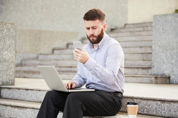 Красивий Молодий Бізнесмен Сидить Сходах Перевіряє Телефон — стокове фото