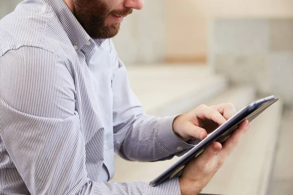 Imagen Recortada Del Joven Empresario Utilizando Aplicación Computadora Tableta — Foto de Stock