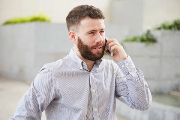 Portrét Pozitivní Hezký Vousatý Mladík Volání Telefon — Stock fotografie