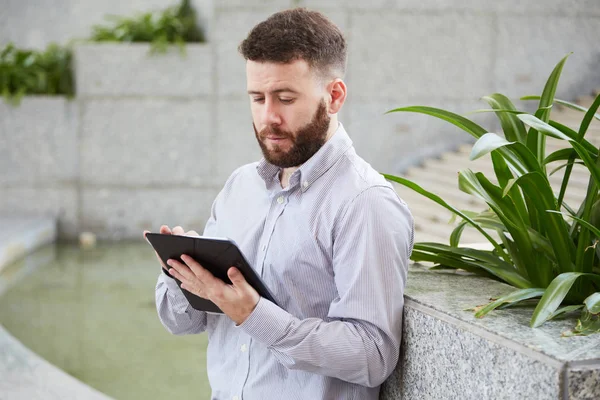 Przystojny Biznesmen Czytanie Informacji Ekranie Komputerze Typu Tablet — Zdjęcie stockowe