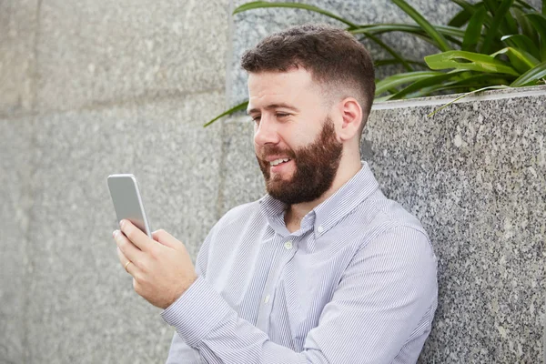 Empresário Barbudo Alegre Com Vídeo Smartphone Chamando Seu Colega Trabalho — Fotografia de Stock