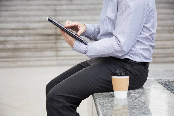 Imagem Cortada Homem Sentado Livre Usando Aplicativo Computador Tablet Beber — Fotografia de Stock