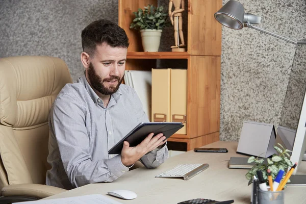 Jovem Empreendedor Sorridente Lendo Artigo Sobre Tablet Digital — Fotografia de Stock