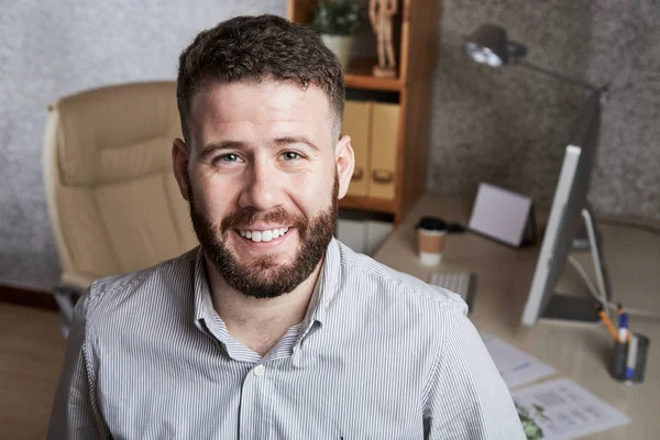 Portrait Jeune Entrepreneur Beau Dans Son Bureau — Photo