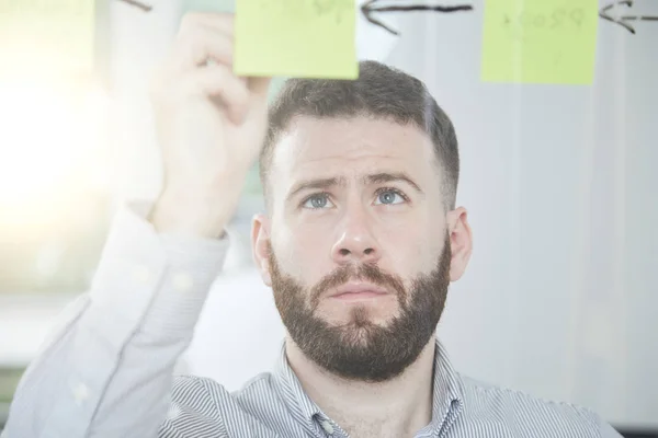 Gezicht Van Jonge Ondernemer Schrijven Ideeën Gele Kleverige Nota — Stockfoto