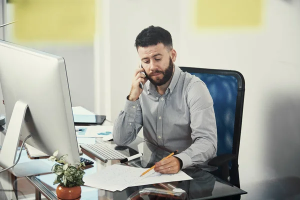 Young Entrepreneur Talking Phone Taking Notes His Documents — Stock Photo, Image