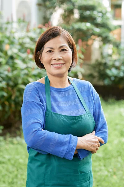 Portrait Mature Woman Apron Gardener Standing Outdoors Smiling — Stock Photo, Image
