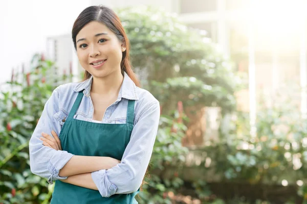 Porträt Einer Lächelnden Asiatischen Frau Freien Mit Grünen Bäumen Hintergrund — Stockfoto