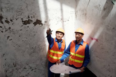 Yeniden olabilir gerek bina iş arkadaşınız parçası gösterilen yüklenici