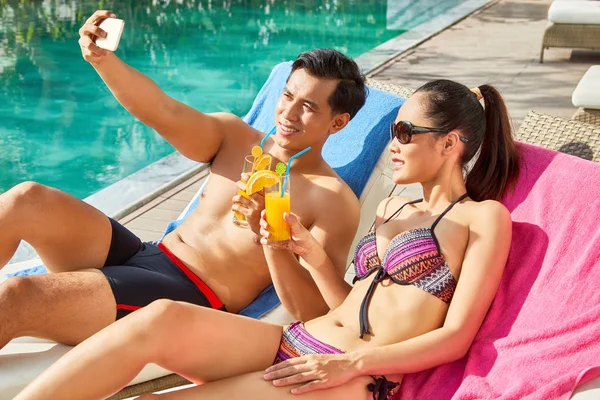 Jovem Casal Vietnamita Férias Tirando Selfie Por Piscina — Fotografia de Stock