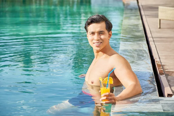 Handsome Young Asian Man Standing Swimming Pool Holding Refreshing Cocktail — Stock Photo, Image