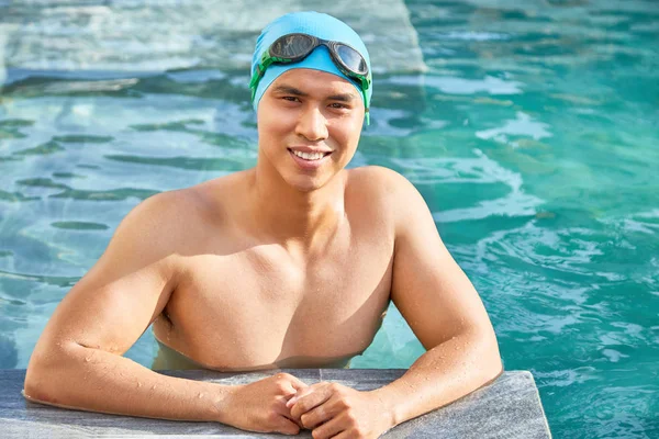 在游泳池游泳时 穿着橡胶和护目镜的越南年轻人很有吸引力 — 图库照片