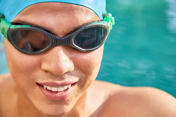 黒のゴーグルを身に着けている水泳選手の笑顔の顔 — ストック写真