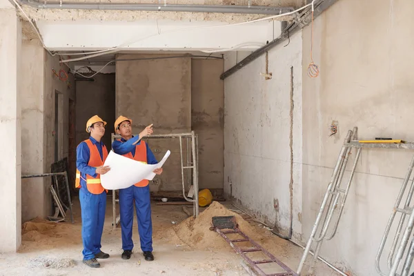 Contratistas Profesionales Con Proyecto Construcción Discutiendo Trabajo — Foto de Stock