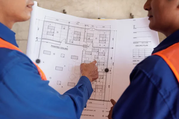 专业施工工人对建筑蓝图的探讨 — 图库照片