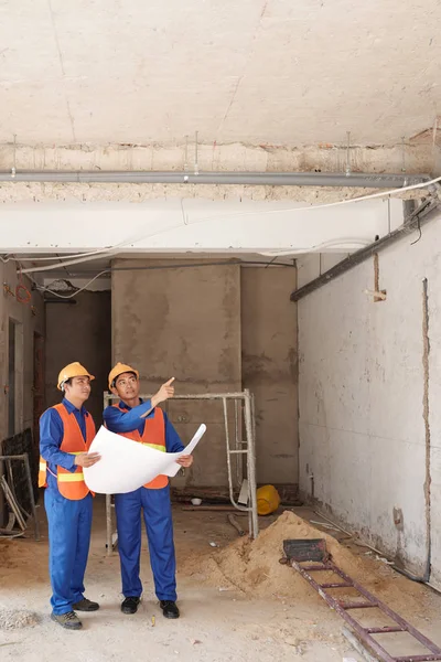 Les Ingénieurs Construction Asiatiques Discutent Assemblage Tuyaux Dans Bâtiment — Photo