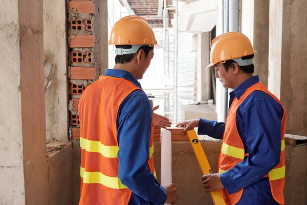 Travailleurs Construction Discutant Des Types Briques Pour Bâtiment — Photo