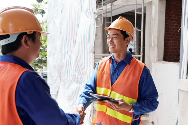 Sonriente Contratista Vietnamita Reuniéndose Con Nuevo Compañero Trabajo Obra — Foto de Stock