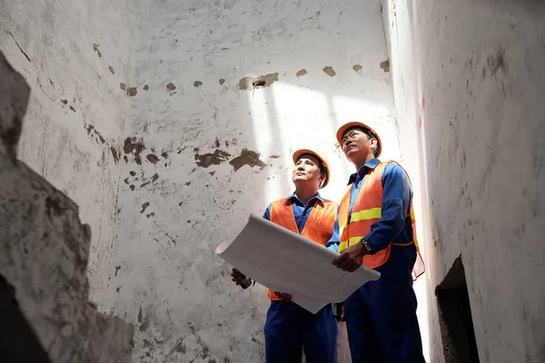 Bouw Ingenieurs Staan Gebouw Met Versleten Muren Bespreken Van Wederopbouw — Stockfoto