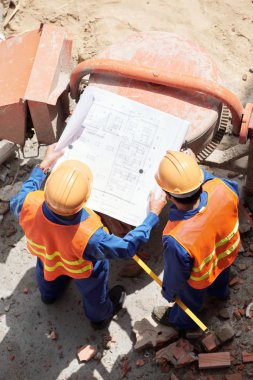 Onun iş arkadaşı açık havada, Blueprint gösterilen inşaat mühendisi yukarıdan görünüm