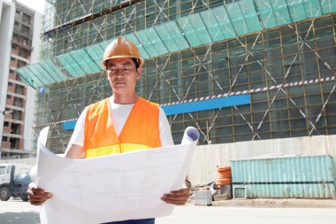 Olgun Vietnamca inşaat mühendisi inşaat sitede çalışma önce blueprint kontrol