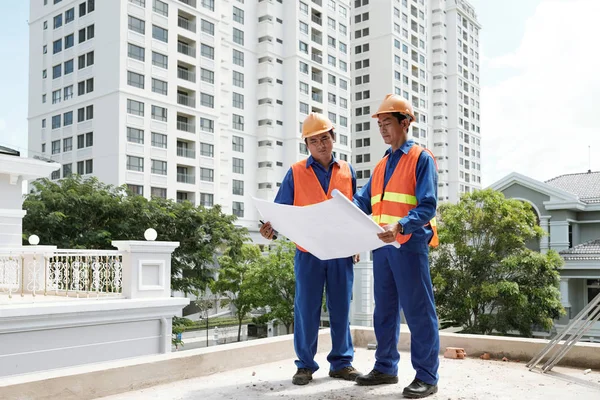 Engenheiros Construção Vietnamitas Uniforme Discutindo Plano Novo Edifício — Fotografia de Stock