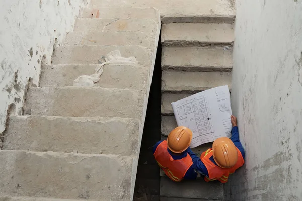 Travailleurs Construction Avec Plan Directeur Montant Les Escaliers Bâtiment Construction — Photo