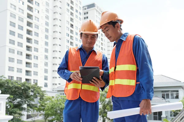 Asiatische Bauingenieure Mit Digitalem Tablet — Stockfoto