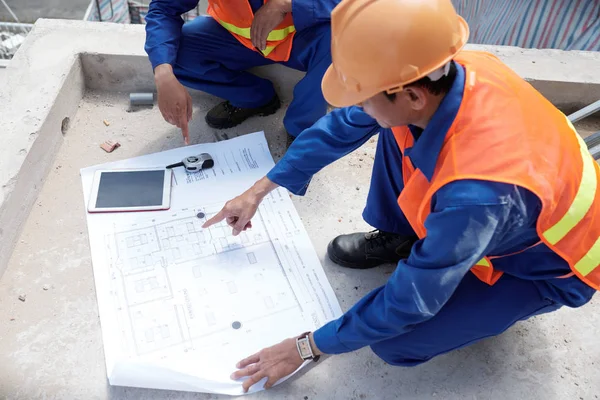 Contratistas Examinan Anteproyecto Construcción Suelo Sucio Obra Antes Del Trabajo —  Fotos de Stock