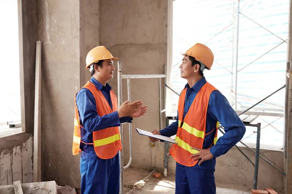 Lächelnder Vietnamesischer Bauunternehmer Gespräch Mit Seinem Neuen Arbeiter Auf Der — Stockfoto