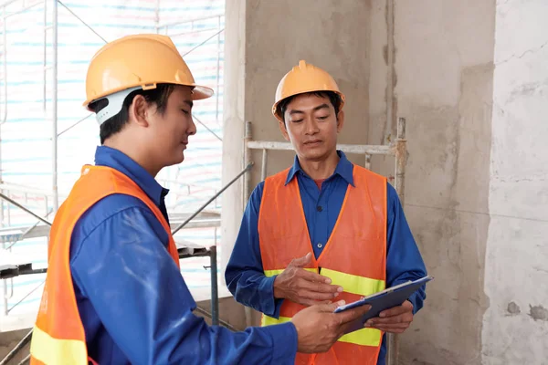 Азіатські Професійних Інженерів Обговорювали Послідовність Будівельного Процесу — стокове фото