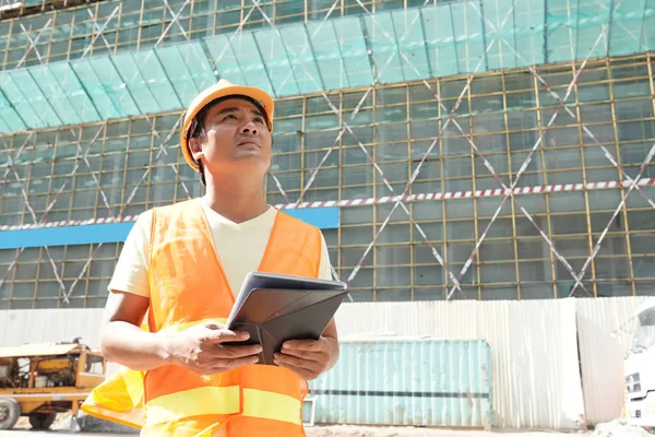 Professioneller Asiatischer Bauleiter Mit Tablet Computer Untersucht Baustelle — Stockfoto