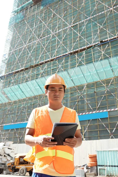 Professioneller Asiatischer Bauingenieur Liest Informationen Auf Tablet Computer — Stockfoto