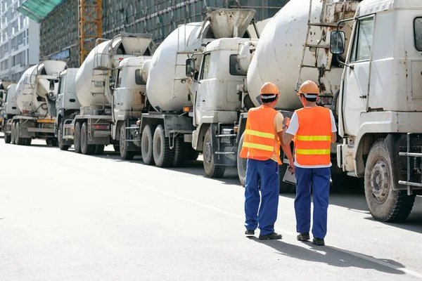 Contratista Discutiendo Suministro Cemento Con Compañero Trabajo Cerca Línea Camiones — Foto de Stock