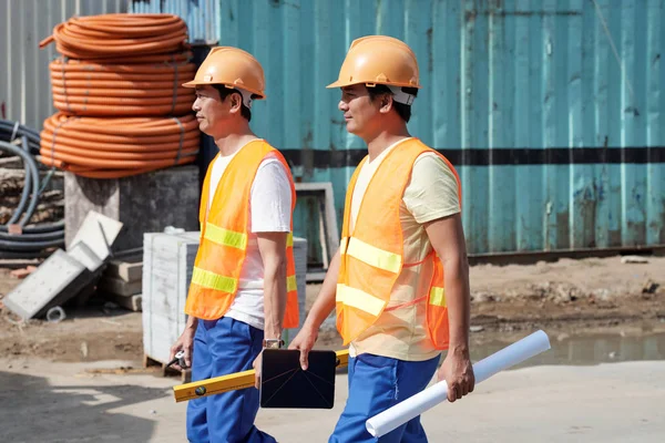 Profissionais Construtores Vietnamitas Uniforme Andando — Fotografia de Stock