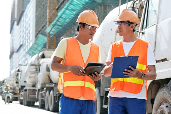 Ingenieros Construcción Que Usan Gafas Gorras Chalecos Cuando Trabajan Obras — Foto de Stock