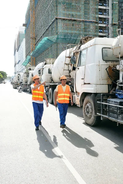Constructores Caminando Solos Línea Camiones Cemento Discutir Trabajo — Foto de Stock