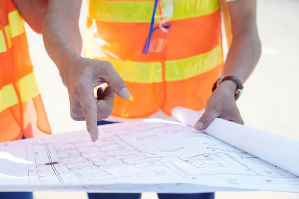 Mains Des Travailleurs Construction Vérifiant Les Détails Plan Construction — Photo
