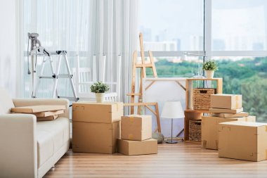 Kanepe ile katta taşıma ve güneşli günde Sephalar geniş cam duvar yakın çizim geniş iç büyük Paketli karton kutulu