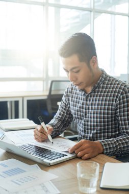 Profesyonel Ux tasarımcı çizim kroki için yeni mobil uygulama