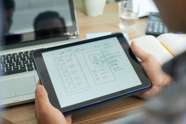 Fikirler için Kullanıcı arabirimi Ux desiger elinde dijital tablet sayfa