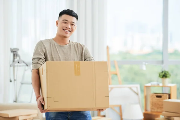 Hombre Feliz Llevando Gran Caja Cartón Día Movimiento —  Fotos de Stock