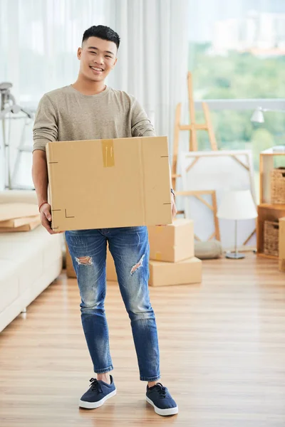 Jovem Bonito Ásia Homem Segurando Grande Caixa Papelão Novo Apartamento — Fotografia de Stock