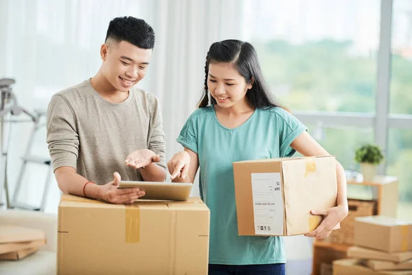 Flytta Till Lägenhet Lycklig Asiatisk Man Och Kvinna Som Står — Stockfoto