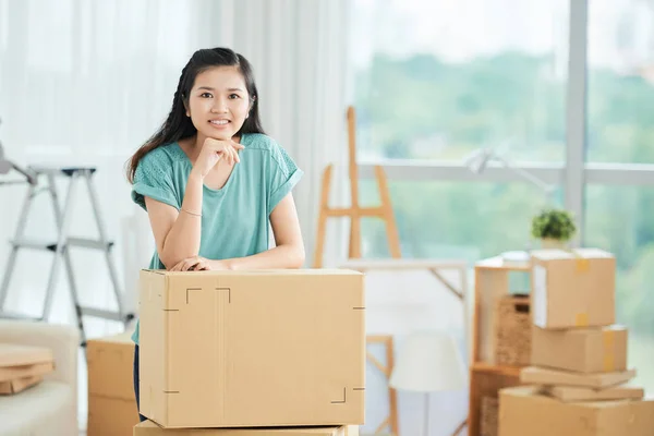 Glada Vacker Asiatisk Kvinna Stående Högen Packade Kartonger Lägenhet — Stockfoto