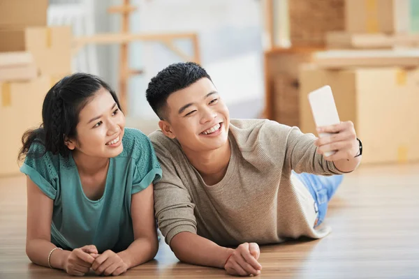 Feliz Jovem Asiático Casal Deitado Chão Novo Apartamento Tirar Foto — Fotografia de Stock