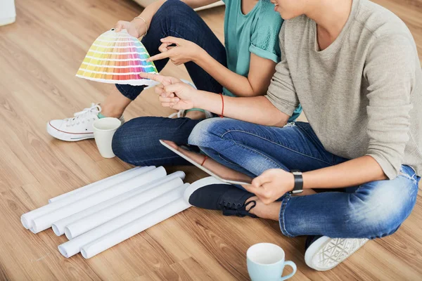 Vista Cosecha Hombre Mujer Sentados Juntos Suelo Con Cartas Colores — Foto de Stock